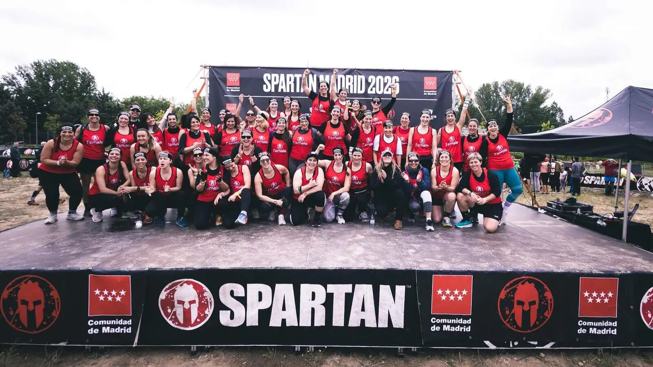 Participantes de FSL con camisetas rojas en la Spartan Madrid 2025